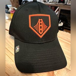 Black New Era fitted L/XL SF Giants hat.